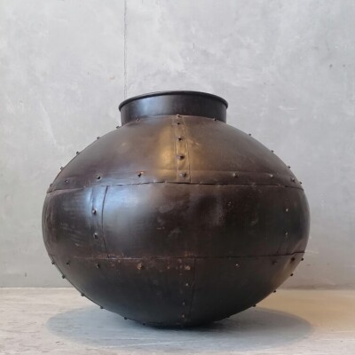 METAL VASE DECORATION